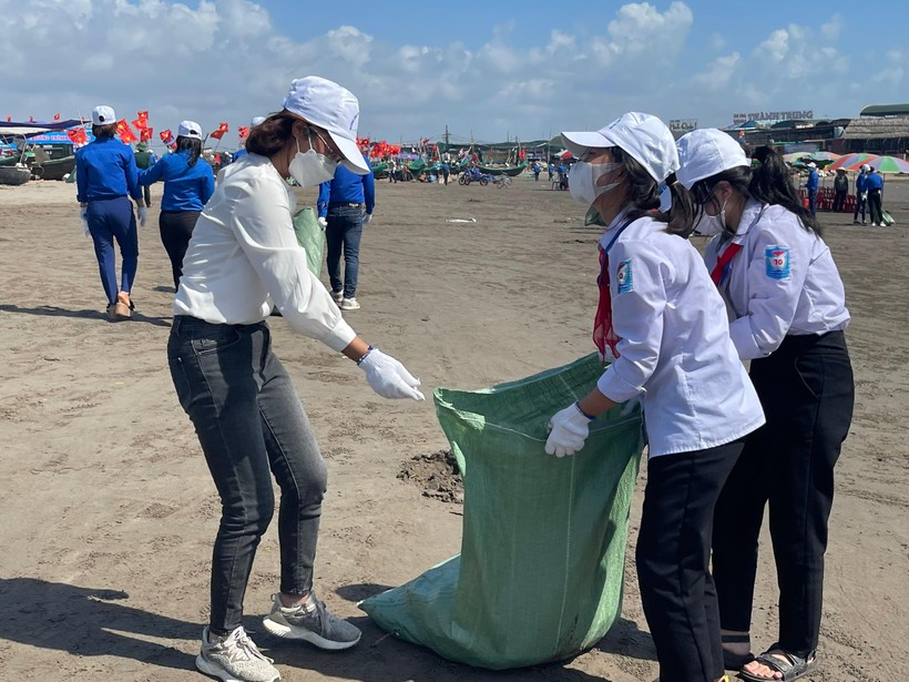 Các em học sinh cùng đoàn viên, thanh niên xã Hải Lý tích cực tham gia hoạt động làm sạch môi trường biển quê hương. 