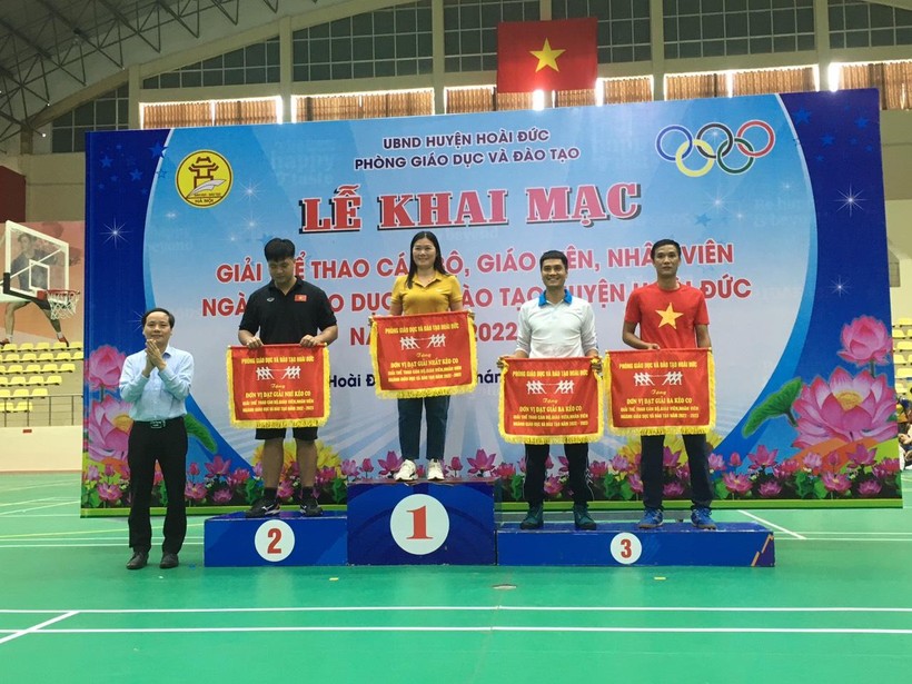 Trưởng Phòng GD&ĐT Hoài Đức Vương Văn Lâm (bên trái) trao chứng nhận cho các đội đạt giải.
