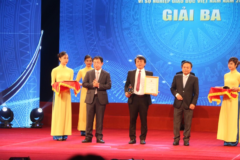 Tác giả Trần Trung Hiếu với tác phẩm "Bàn về học thật, thi thật, nhân tài thật" đã đạt Giải Ba Giải Báo chí toàn quốc vì sự nghiệp giáo dục Việt Nam năm 2022. 