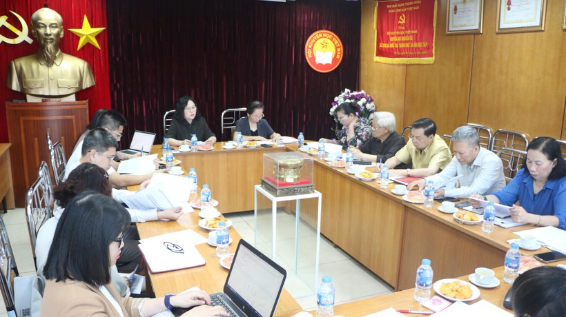 Đồng chủ trì cuộc họp là Chủ tịch Trung ương Hội Khuyến học Việt Nam Nguyễn Thị Doan và Thứ trưởng Bộ GD&ĐT Ngô Thị Minh. 