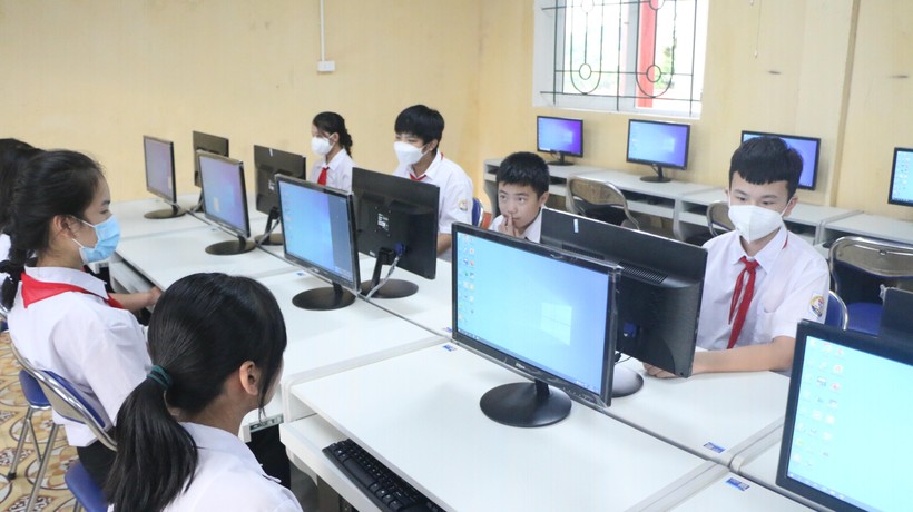 Trường THCS Dạ Trạch (Khoái Châu, Hưng Yên) vừa được tiếp nhận 26 máy tính mới phục vụ nhu cầu giảng dạy môn Tin học.