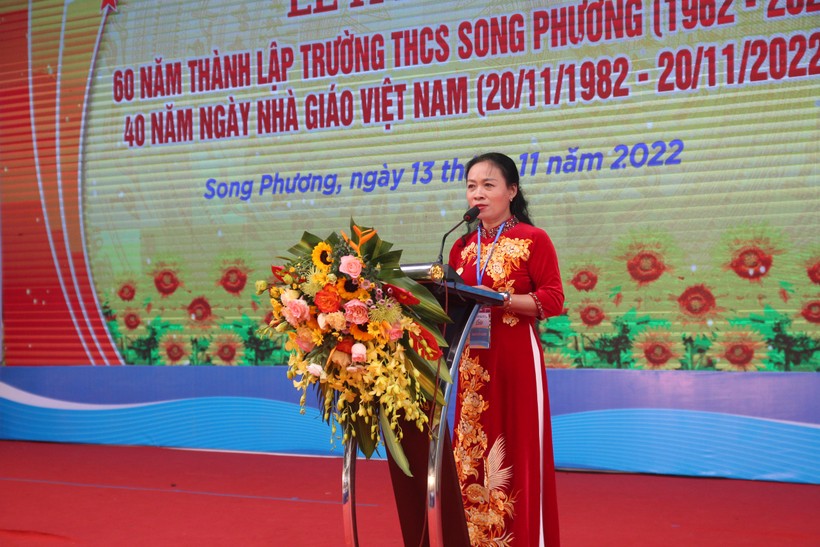 Cô Lưu Thị Mậu - Hiệu trưởng Trường THCS Song Phương ôn lại lịch sử 60 năm hình thành và phát triển của nhà trường.