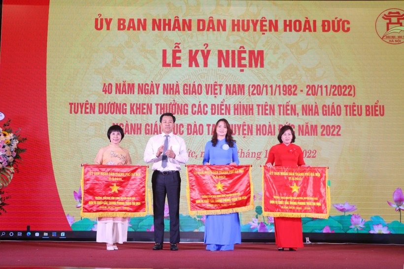 Ông Nguyễn Xuân Đại - Thành ủy viên, Bí thư Huyện ủy Hoài Đức trao tặng Cờ thi đua của thành phố cho các đơn vị xuất sắc trong năm học 2021-2022.