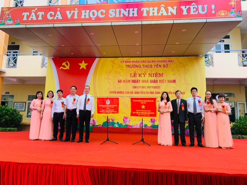 Cô Hiệu trưởng Đỗ Thu Hà (thứ 5 từ phải sang) thay mặt lãnh đạo nhà trường đón nhận Cờ thi đua xuất sắc của UBND TP Hà Nội từ lãnh đạo phường Yên Sở.