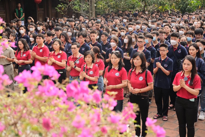 Thầy trò Trường THPT Văn Hiến - Hà Nội cùng nhau thành kính dâng hương, tưởng niệm nhà giáo Chu Văn An.