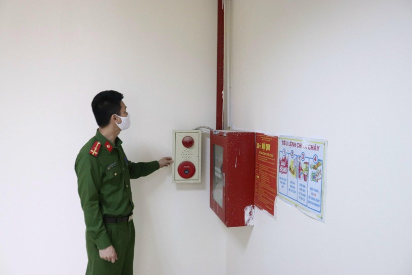 Lực lượng Công an huyện Hoài Đức tiến hành kiểm tra công tác an toàn phòng cháy chữa cháy tại các cơ sở trên địa bàn huyện. 