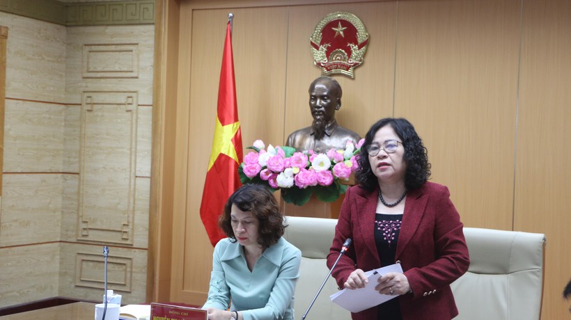 Thứ trưởng Bộ GD&ĐT Ngô Thị Minh (phải) và Thứ trưởng Bộ Y tế Nguyễn Thị Liên Hương đồng chủ trì hội nghị.