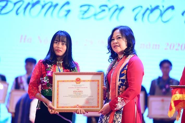 Thứ trưởng Bộ GD&ĐT Ngô Thị Minh trao bằng khen cho học sinh, sinh viên, thanh niên DTTS tiêu biểu năm 2020. Ảnh tư liệu: TG.