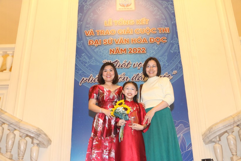 Ban tổ chức đã trao 2 giải Đại sứ văn hóa đọc tiêu biểu cho 1 đại diện cấp Tiểu học và 1 đại diện cấp THPT.