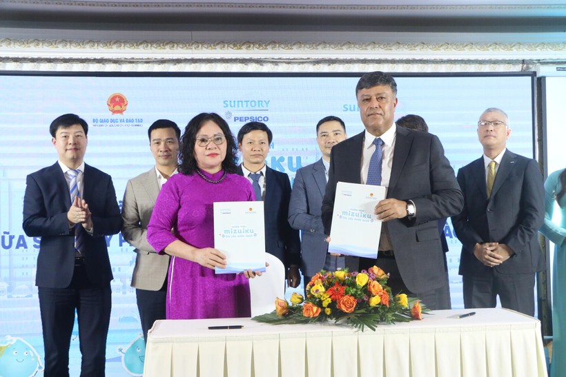 TS Ngô Thị Minh - Thứ trưởng Bộ GD&ĐT và ông Jahanjeb Khan - Tổng Giám đốc điều hành Suntory Pepsico Việt Nam cùng ký vào biên bản hợp tác giai đoạn 2023 - 2025.