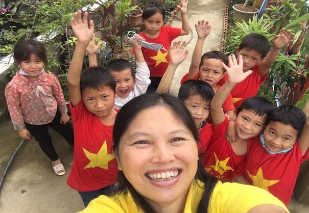 Với cô Hạnh, được sẻ chia những khó khăn tới trẻ em nghèo và các phận đời kém may mắn là một niềm vui, hạnh phúc của một nhà giáo. Ảnh: NVCC.