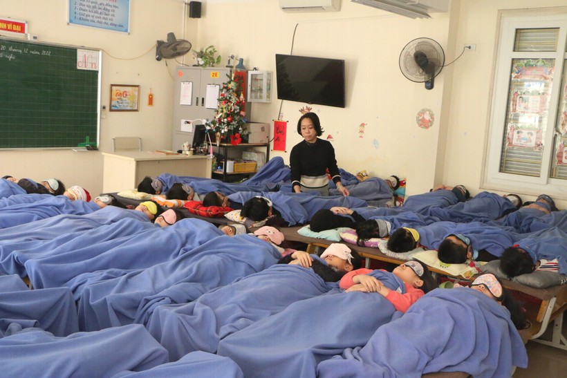 Các lớp học tại Trường Tiểu học Thăng Long (Hoàn Kiếm, Hà Nội) đều có chăn, đệm, gối cho học sinh ngủ trưa đảm bảo ấm về mùa đông. 