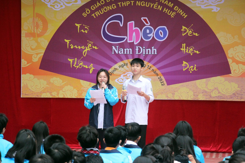 Các em học sinh tại Trường THPT Nguyễn Huệ - TP Nam Định được trải nghiệm những giá trị văn hóa từ nghệ thuật Chèo ngay tại sân trường. 