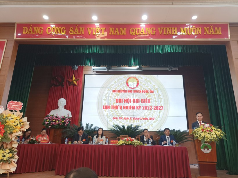 Phó Chủ tịch UBND huyện Quốc Oai Hoàng Nguyên Ưng phát biểu tại buổi lễ. 