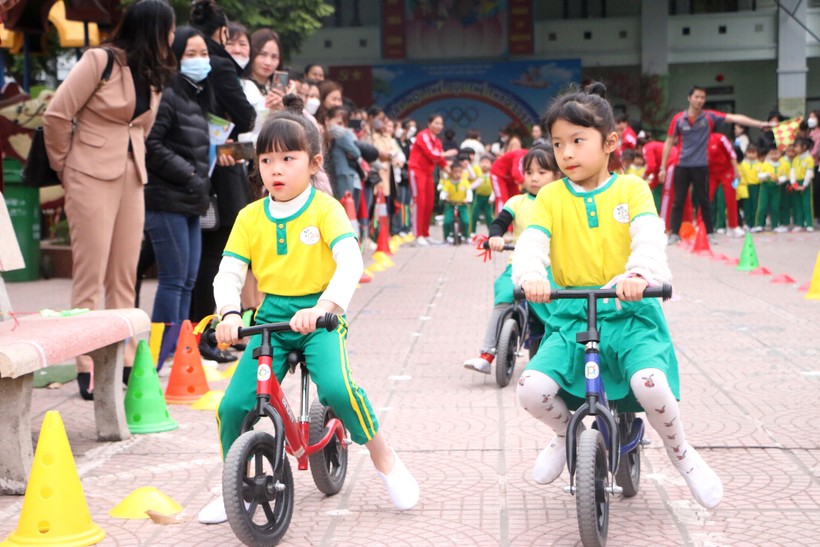 Học sinh Trường Mầm non Minh Khai trong "Ngày hội thể thao Olympic năm 2023" tại trường. 