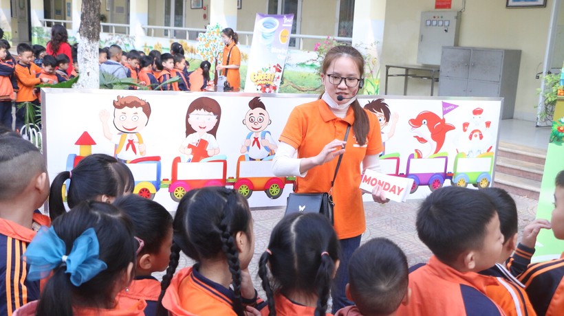 Học sinh Trường Tiểu học Trung Văn (Nam Từ Liêm, Hà Nội) hào hứng tham gia Ngày hội Tiếng Anh. 