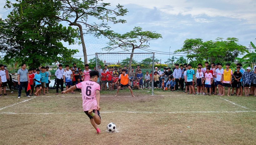 Học sinh Trường THCS Hải Lý (Hải Hậu, Nam Định) được tham gia giải đấu bóng đá để nâng cao sức khỏe thể chất. 