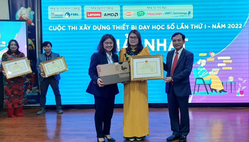 Đại diện Ban tổ chức cuộc thi trao giải Nhất cho tác giả đến từ Trường THCS Hải Đường, huyện Hải Hậu, tỉnh Nam Định.