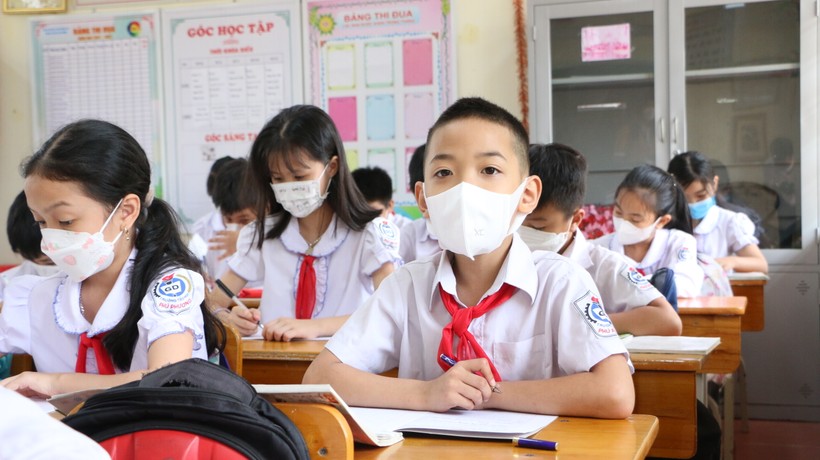 Học sinh Trường Tiểu học Phú Phương, huyện Ba Vì khi quay trở lại trường học trực tiếp sau thời gian dài học online để chống dịch.