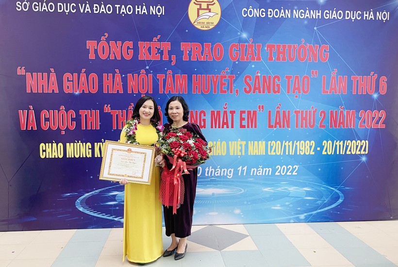Cô Lâm Thu Huyền (trái) được công nhận danh hiệu "Nhà giáo Hà Nội tâm huyết, sáng tạo" lần thứ 6. 