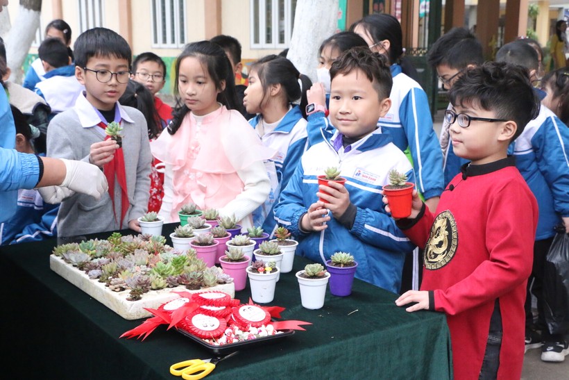 Các em học sinh Trường Tiểu học Vân Canh hào hứng với chương trình "Đổi giấy lấy cây" năm 2023. 