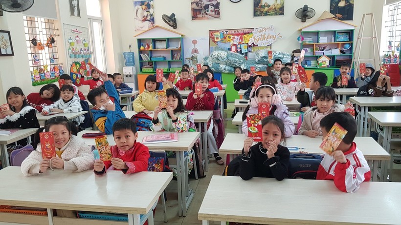 Các em học sinh Trường Tiểu học Trần Nhân Tông - TP Nam Định trong buổi học đầu tiên của năm mới Quý Mão 2023. 