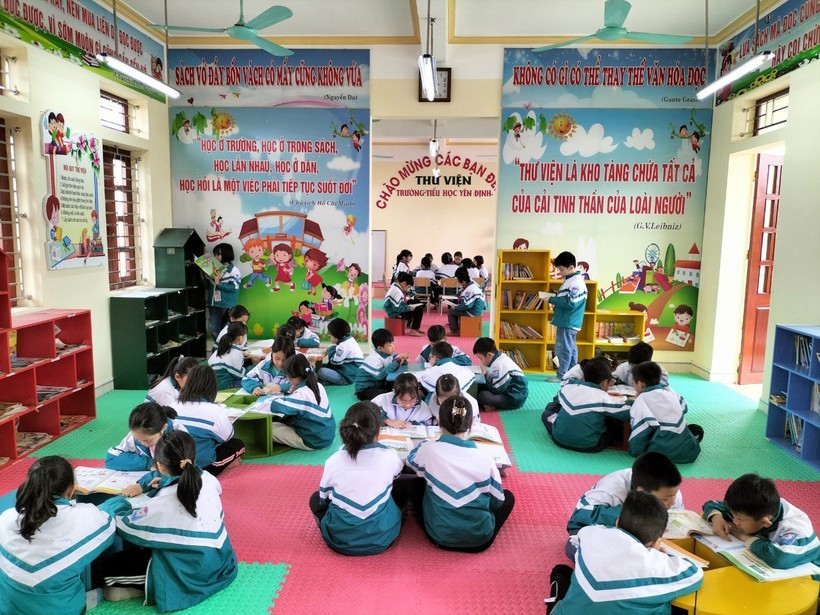 Thư viện thân thiện tại Trường Tiểu học Thị trấn Yên Định (Hải Hậu, Nam Định) với đa dạng đầu sách, thu hút nhiều học sinh tới đọc sách. 