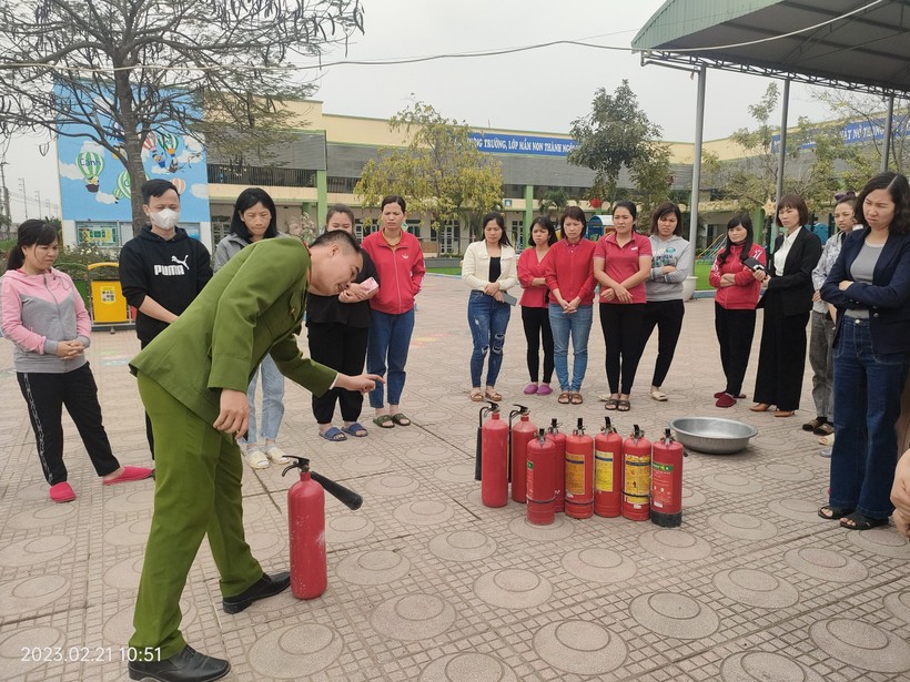 Cán bộ Công an huyện Hoài Đức hướng dẫn các đội viên Đội PCCC cơ sở tại Trường Mầm non Đức Thượng về kỹ năng sử dụng bình chữa cháy.