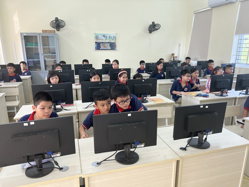 Một giờ Tin học của các em học sinh Trường Tiểu học Trần Nhân Tông - TP Nam Định. Ảnh: Đình Tuệ.