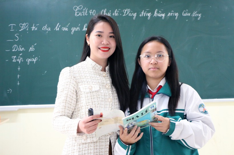 Cô Nguyễn Minh Phương và em Vũ Gia Hân - thí sinh vừa đạt giải Nhất môn Địa lý Kỳ thi HSG lớp 9 cấp thành phố năm học 2022-2023. Ảnh: Đình Tuệ. 