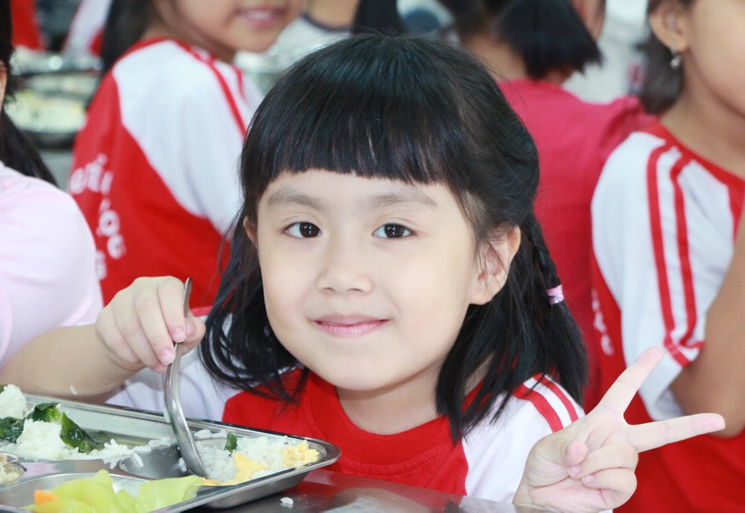 Việc áp dụng khoa học bữa ăn học đường đảm bảo dinh dưỡng cho trẻ ở mỗi nhà trường sẽ giúp các em phát triển toàn diện. Ảnh: Đình Tuệ.