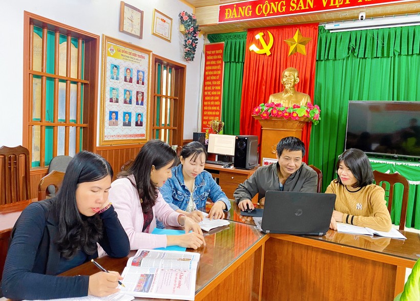 Các thầy cô tại Trường THCS Hải Lý trao đổi chuyên môn tại phòng hội đồng của trường sau tiết dạy thực nghiệm. 
