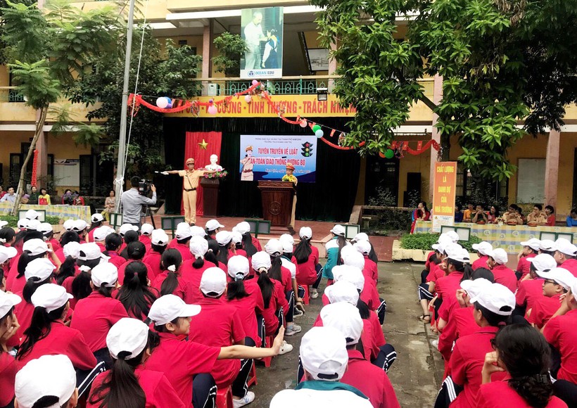 Lực lượng Cảnh sát Giao thông - Công an TP Nam Định tuyên truyền về Luật An toàn giao thông cho học sinh Trường THCS Hoàng Văn Thụ tại trường. 