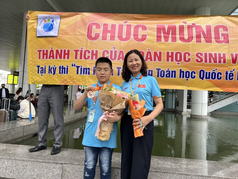 Nam sinh Phạm Xuân Hiền và cô Hiệu trưởng Nguyễn Thị Minh Xuân đến từ Trường THCS Giáp Bát (Hoàng Mai, Hà Nội). 