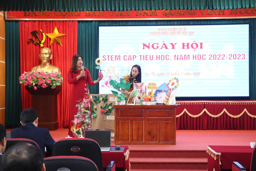 Cô Huỳnh Thị Thanh Bình (trái) - Hiệu trưởng Trường Tiểu học Phú Sơn giới thiệu một số sản phẩm STEM của học sinh đã làm tới các đại biểu tại ngày hội. 