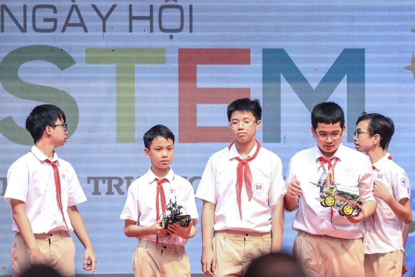 Các em học sinh Trường THCS Nguyễn Du - Nam Từ Liêm với các sản phẩm STEM của mình. 