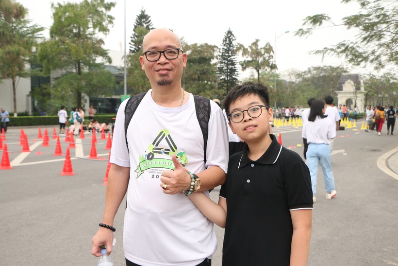 Em Nguyễn Gia Hưng (trái) và bố cùng nhau thi chạy maraton trong chương trình Hội thao phối hợp Green Triathlon - Vì môi trường xanh do Trường Lương Thế Vinh tổ chức.