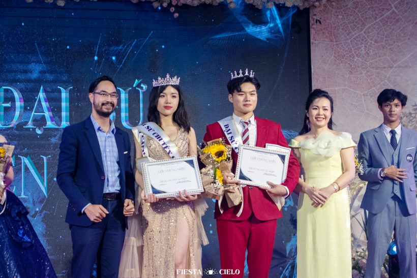 Ban tổ chức trao giải thưởng và hoa cho hai "Đại sứ Chuyên Sư phạm" năm 2023 là các em Lê Bảo Khanh lớp 11A4 và Hoàng Thu Trang lớp 11 Văn.
