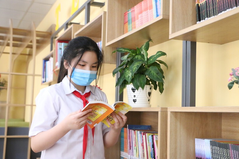 Học sinh Trường THCS Yên Sở (Hoàng Mai, Hà Nội) thực hiện đeo khẩu trang khi tới trường.