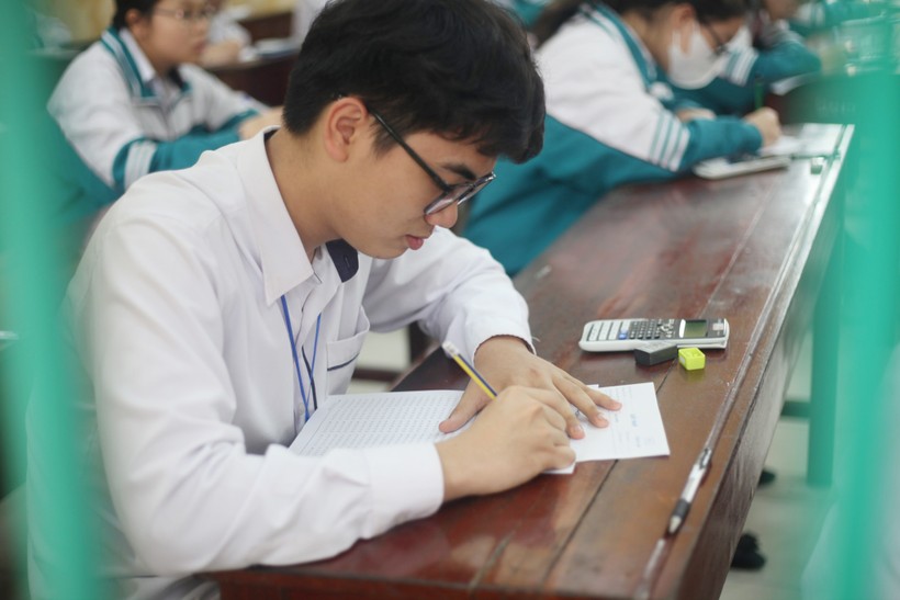 Thí sinh làm bài khảo sát học kỳ 2 tại Trường THPT Trần Hưng Đạo - TP Nam Định.
