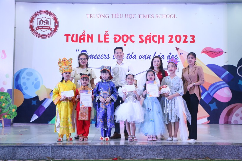 Thầy Nguyễn Duy Khuê - Hiệu trưởng nhà trường cùng đại biểu khách mời trao thưởng cho các em học sinh của đội thi giành Giải Ấn tượng và Giải Sáng tạo của cuộc thi "Hóa thân cùng sách".