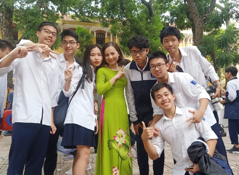 Cô Ngô Thị Thanh Bình bên các em học trò của mình tại Trường THPT Phan Đình Phùng.