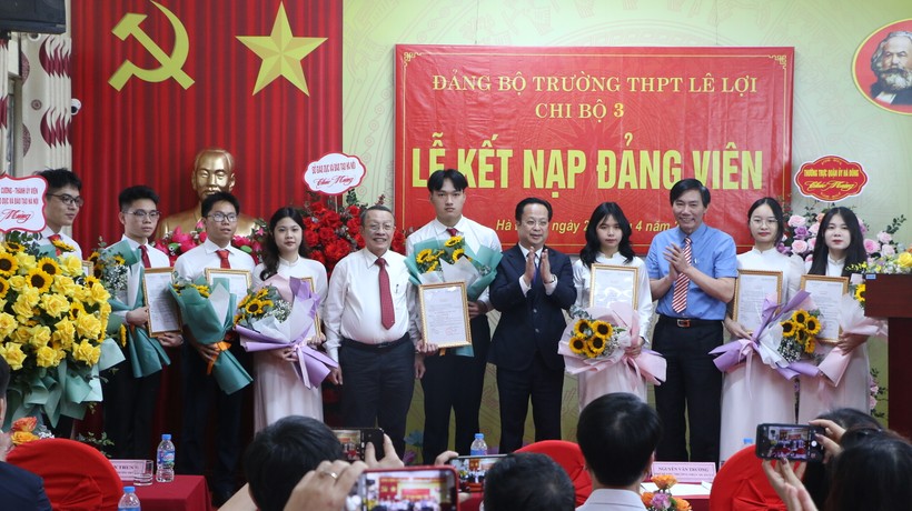 Giám đốc Sở GD&ĐT Hà Nội Trần Thế Cương (thứ 5 từ phải qua) cùng lãnh đạo Quận Hà Đông chúc mừng các tân Đảng viên của Đảng bộ Trường THPT Lê Lợi được kết nạp Đảng vào chiều 25/4.