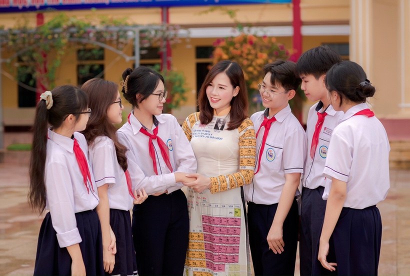 Cô trò cùng trao đổi kiến thức môn Hóa học ngoài giờ lên lớp tại Trường THCS Trần Đăng Ninh, TP Nam Định.