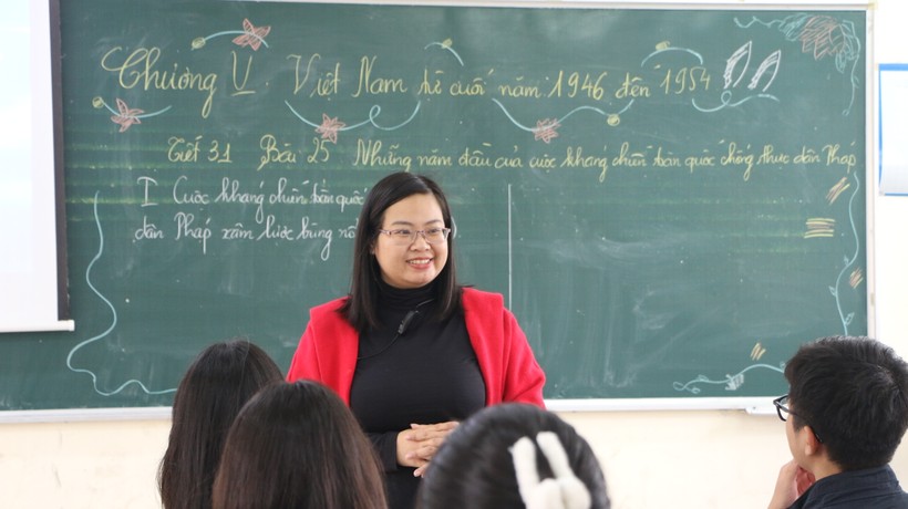 Cô Nguyễn Thu Hồng luôn biết cách gần gũi, tạo cảm giác thoải mái cho học sinh trước khi bước vào giờ học. 