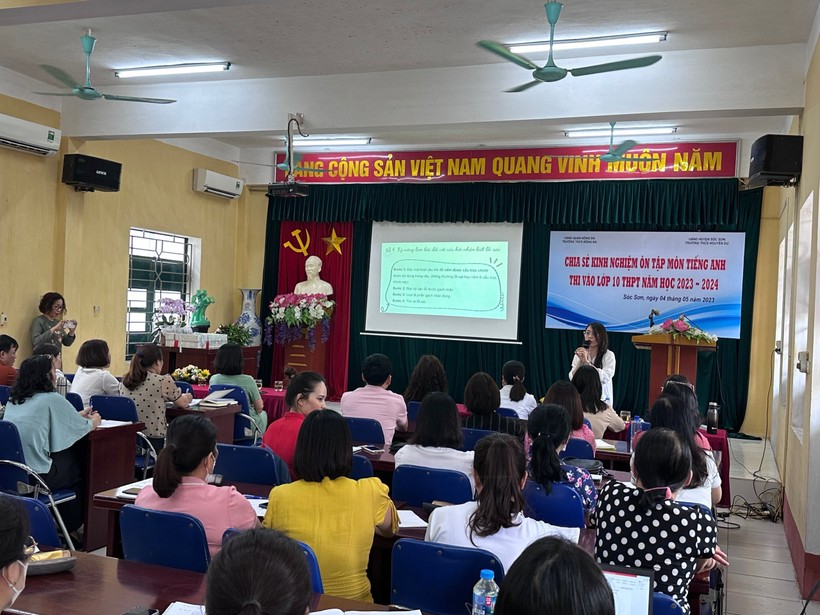 Các thầy cô tại Trường THCS Nguyễn Du, huyện Sóc Sơn được nghe chia sẻ về kinh nghiệm ôn tập môn Tiếng Anh thi vào lớp 10.