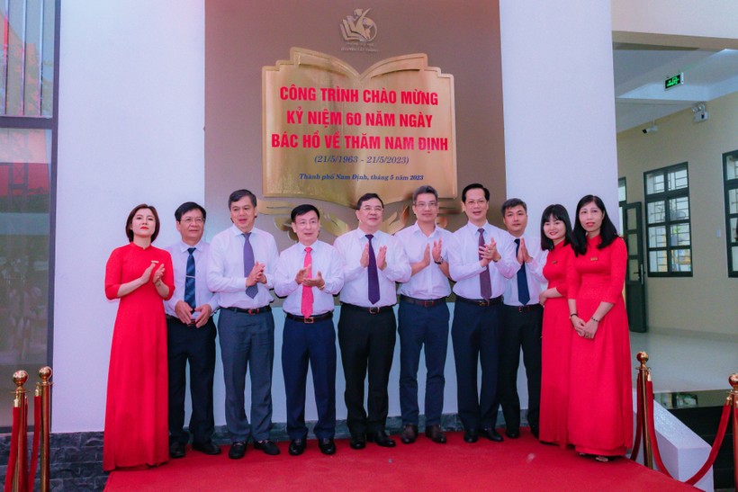 Lãnh đạo tỉnh Nam Định dự lễ gắn biển công trình Trường Tiểu học Nguyễn Tất Thành tại TP Nam Định ngày 8/5.