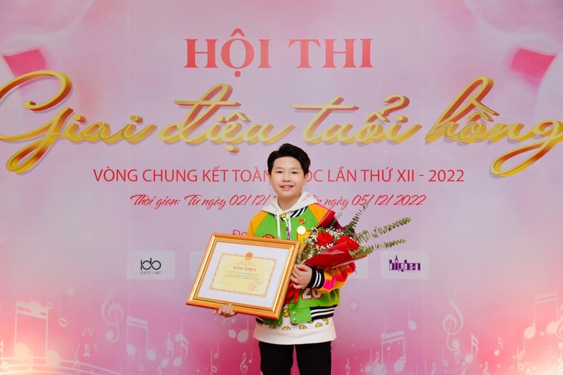 Lê Song Tùng đã đoạt Huy chương Vàng đơn ca hội thi “Giai điệu tuổi hồng” cấp thành phố Hà Nội; Huy chương Bạc đơn ca hội thi “Giai điệu tuổi hồng” toàn quốc 2022. 