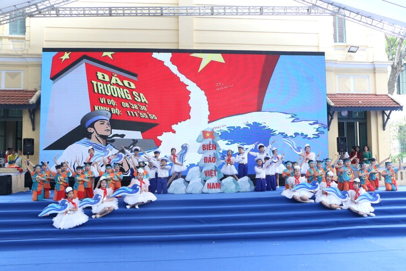 Chương trình được dàn dựng công phu với các tiết mục đặc sắc của hàng trăm học sinh trên địa bàn quận Hoàn Kiếm.
