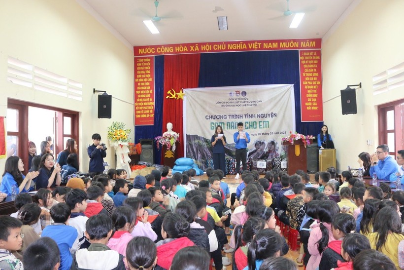 Liên Chi Đoàn Trường ĐH Luật Hà Nội đã tổ chức buổi thiện nguyện tại Trường Tiểu học Nậm Cang (Sapa, Lào Cai).